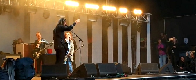 Copertina di Tale padre, tale figlia. Sul palco dei Foo Fighters sale Harper Grohl: ha 8 anni ma dietro la batteria è già un talento