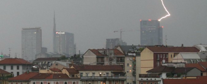Milano, fulmine colpisce il Palazzo della Regione Lombardia durante il temporale (FOTO)