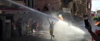 Copertina di Istanbul, idranti e lacrimogeni contro gli attivisti Lgbt che hanno sfidato il divieto imposto al gay pride