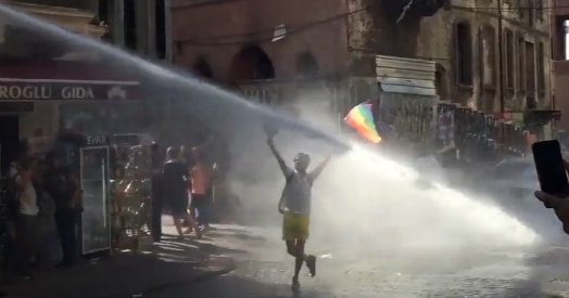 Istanbul, idranti e lacrimogeni contro gli attivisti Lgbt che hanno sfidato il divieto imposto al gay pride