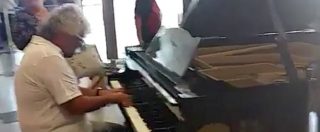 Copertina di Palermo, guarda un po’ chi suona il pianoforte all’aeroporto: Beppe Grillo si improvvisa musicista
