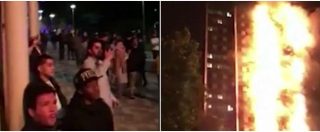 Copertina di Incendio Londra, urla e lacrime davanti al grattacielo in fiamme. Le immagini amatoriali del rogo