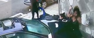 Copertina di Donna fa da scudo umano e salva un ragazzino dall’auto impazzita. La scena ripresa dalla videosorveglianza