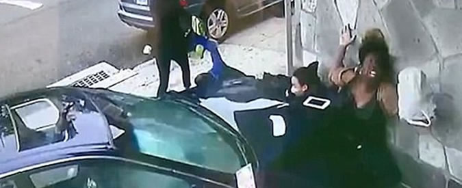 Copertina di Donna fa da scudo umano e salva un ragazzino dall’auto impazzita. La scena ripresa dalla videosorveglianza