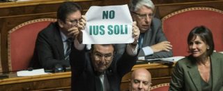 Copertina di Ius soli affossato al Senato: non è in calendario. Pd: “Non c’è maggioranza”. M5s: “Bene, serve referendum”