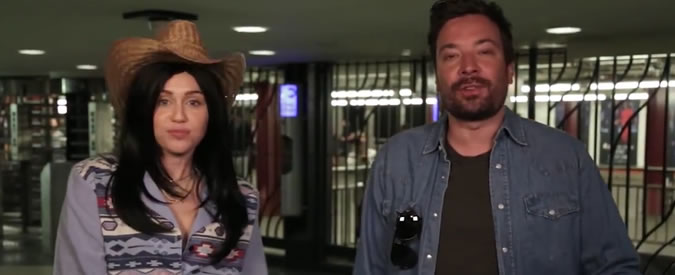 Copertina di New York, che ci fanno Jimmy Fallon e Miley Cirus in metropolitana? La performance in incognito è un successo