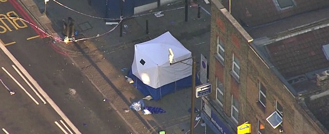 Copertina di Londra, furgone sulla folla davanti alla moschea, la zona dell’attacco ripresa dall’alto: strade bloccate e agenti al lavoro