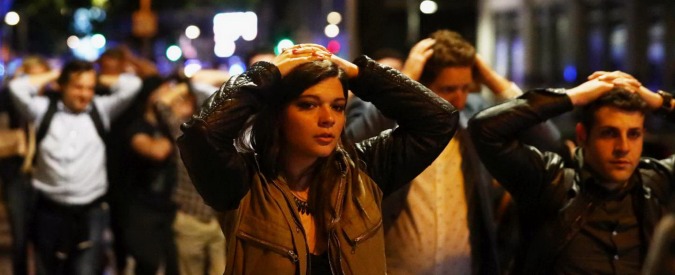 Copertina di Attentato Londra. Furgone sulla folla, poi le coltellate: sette morti e 48 feriti. May: “Basta, rivedere leggi antiterrorismo”. Fermate 12 persone – ORA PER ORA