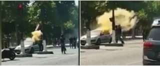 Copertina di Parigi, l’auto dell’attentatore che prende fuoco sugli Champs Elysées dopo l’impatto con la polizia