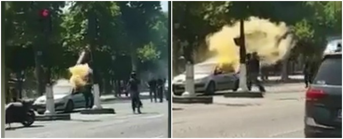 Copertina di Parigi, l’auto dell’attentatore che prende fuoco sugli Champs Elysées dopo l’impatto con la polizia