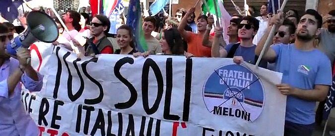 Copertina di Ius soli, destra in piazza contro la legge. Meloni (FdI): “C’è disegno di sostituzione etnica. Grillo dice che decide l’Ue? Ridicolo”