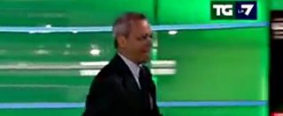 Copertina di Fuoriprogramma al Tg La7: Enrico Mentana ferma il notiziario, si alza ed esce dall’inquadratura