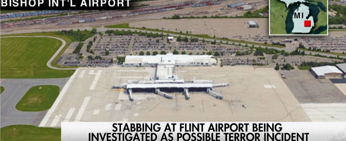 Usa, poliziotto accoltellato in aeroporto in Michigan: “Aggressore ha urlato Allah Akbar”
