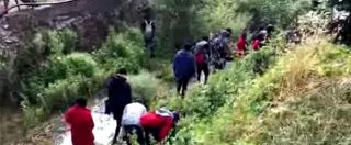 Copertina di Ventimiglia, caos migranti. 400 profughi lasciano il fiume Roja per dirigersi al confine con la Francia