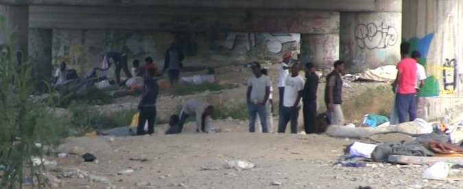 Copertina di Ventimiglia, l’emergenza senza fine: “Migranti accampati senz’acqua tra topi e rifiuti. E aumentano ancora”