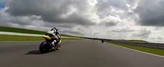 Copertina di Sviene mentre guida la sua moto e si schianta a 200 km orari. Il video dell’incidente è spaventoso