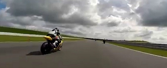 Copertina di Sviene mentre guida la sua moto e si schianta a 200 km orari. Il video dell’incidente è spaventoso