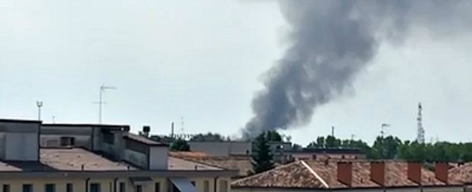 Copertina di Marghera, a fuoco capannone di raccolta ed eco-riciclo rifiuti. Colonna nera di fumo visibile da chilometri di distanza