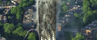 Copertina di Londra, quel che rimane del grattacielo dopo le fiamme: lo scheletro della Grenfell Tower avvolto da una nuvola di fumo