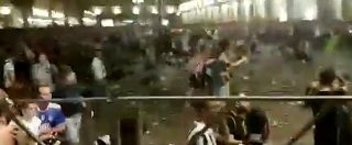 Copertina di Torino, panico e caos tra i tifosi in piazza per la finale di Champions: le prime immagini della folla in fuga