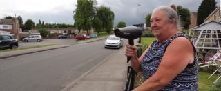 Copertina di La nonna dichiara guerra agli automobilisti che corrono troppo. Il suo stratagemma è geniale