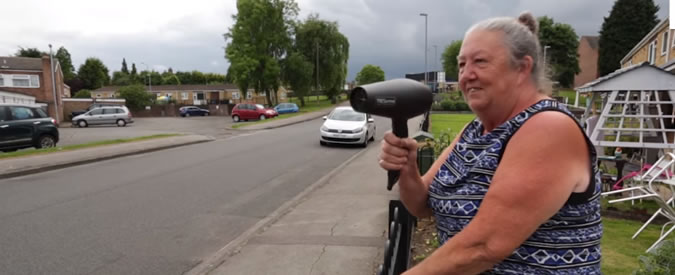 Copertina di La nonna dichiara guerra agli automobilisti che corrono troppo. Il suo stratagemma è geniale