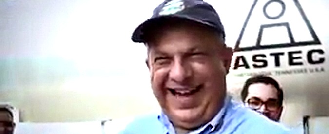 Copertina di La vespa infastidisce il presidente del Costa Rica. Lui la mangia in diretta tv: “È proteina pura”