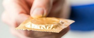Copertina di Nichelino, va in scena la “guerra dei profilattici”: il sindaco distribuisce i condom, il parroco annulla la processione