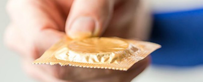 Nichelino, va in scena la “guerra dei profilattici”: il sindaco distribuisce i condom, il parroco annulla la processione