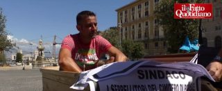 Copertina di Napoli, la protesta dei lavoratori cimiteriali senza stipendio da 5 mesi: “Ci stanno seppellendo vivi”