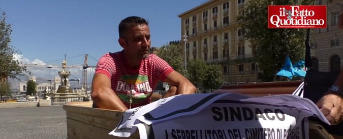 Copertina di Napoli, la protesta dei lavoratori cimiteriali senza stipendio da 5 mesi: “Ci stanno seppellendo vivi”
