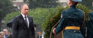 Copertina di Russia, l’acquazzone sorprende Putin durante la commemorazione. Lui non si scompone