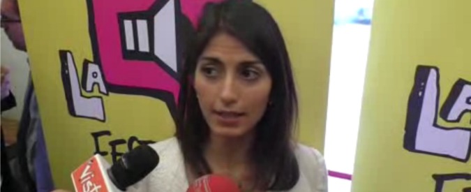Copertina di Migranti, Raggi: “Abbiamo un numero di irregolari spaventoso e vanno gestiti. Sono persone non numeri”
