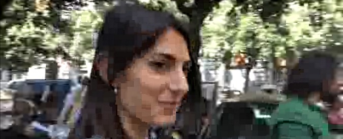 Copertina di Sciopero trasporti, Raggi a piedi per evitare il traffico risponde a Renzi: “Scandaloso parlare di funivie? Io penso a tutto”