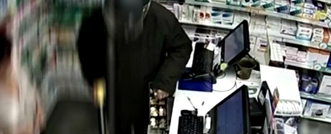 Copertina di Roma, rapina una farmacia con un fucile da sub. Arrestato dalla polizia