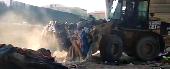 Copertina di Ventimiglia, ruspe sull’accampamento dei migranti. Portati via vestiti e coperte per pulire le sponde del fiume