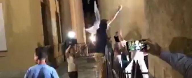 Copertina di Verona, la camminata trionfale di Federico Sboarina: in piazza è festa