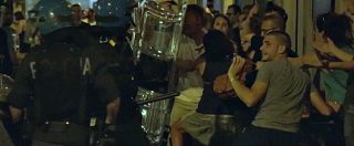 Copertina di Torino, proteste e attacchi alla polizia durante i controlli anti-alcol: scontri e cariche nel cuore della movida