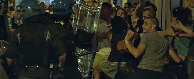 Torino, proteste e attacchi alla polizia durante i controlli anti-alcol: scontri e cariche nel cuore della movida