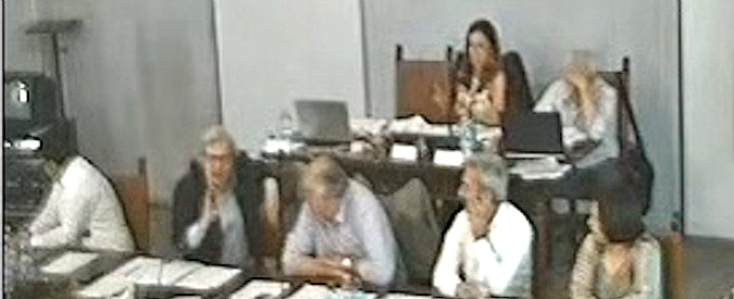 Copertina di Urbino, Sgarbi perde la testa in consiglio comunale. Urla e insulti senza freni in aula: “Imbecilli, siete solo quattro str…”