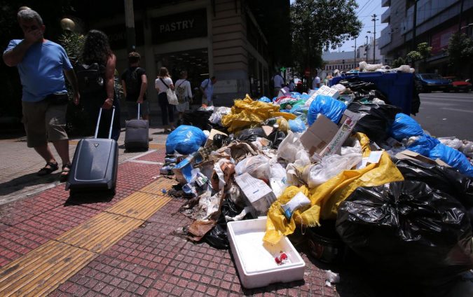 Ελλάδα και Αθήνα βυθισμένα στα σκουπίδια: οι σκουπιδοσυλλέκτες σε απεργία για 13 ημέρες ενάντια στην ιδιωτικοποίηση των επιχειρήσεων