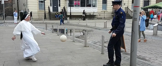 Copertina di Daje de tacco, daje de punta. Che fa il poliziotto con la sora Assunta?