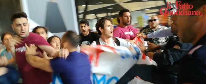 Copertina di Afragola, manifestanti cercano di raggiungere i binari prima dell’inagurazione: tensione con la polizia