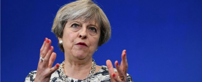 Elezioni Gran Bretagna 2017, Tory in vantaggio ma Theresa May indebolita: la maggioranza assoluta è a rischio