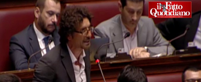 Copertina di Legge elettorale, Toninelli annuncia l’astensione sull’emendamento Mdp: bagarre in Aula