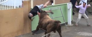 Copertina di Paura alla tourada, lo spettatore si concentra sulla ripresa e il toro ne approfitta. Il video dell’incornata