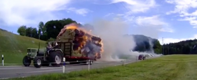 Copertina di Quando il carico scotta davvero, il contadino se la corre con le balle a fuoco