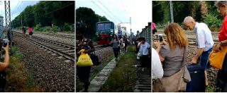 Copertina di Treni, caos e ritardi sulla linea Milano-Mortara: pendolari costretti a scendere in piena campagna e a camminare sui binari