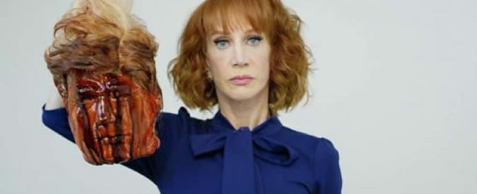 Copertina di La comica “decapita” Trump in una foto choc. Le scuse non bastano: licenziata dalla Cnn