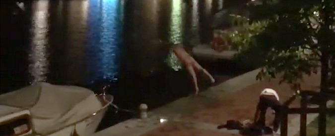 Copertina di Milano, la movida è senza freni: si tuffa nudo in Darsena e fa il bagno per un’ora